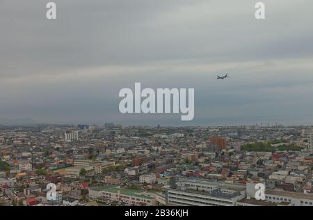 Ana Flugzeug über Hakodate City, Hokkaido-Insel, Japan. Blick vom Goryokaku Tower Stockfoto