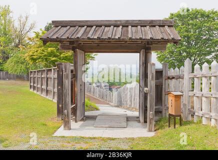 Rekonstruiertes Tor und Palisadenmauer der Burg Ne in Hachinohe, Japan. Castle wurde 1334 von Nanbu Moroyuki gegründet, das im 17. Jahrhundert aufgegeben wurde Stockfoto