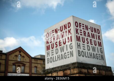 Velten, Deutschland. März 2020. Auf dem Werbeblock vor dem Museum sind "Ofen- und Keramikmuseum" und "Hedwig Bollhagen" geschrieben. Kredit: Paul Zinken / dpa-Zentralbild / ZB / dpa / Alamy Live News Stockfoto