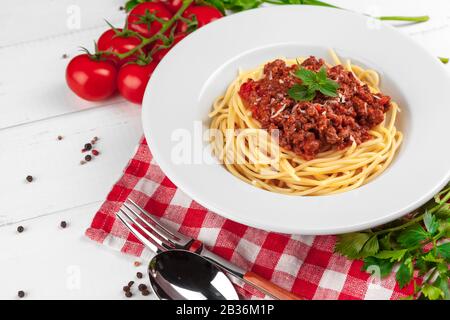 Pasta mit Fleisch, Tomatensauce und Gemüse auf dem Tisch Stockfoto