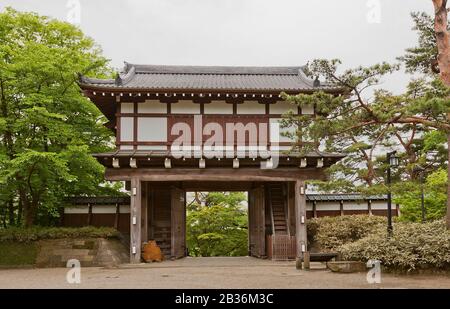 Rekonstruiertes Haupttor (Otemon) der Burg Kubota, Japan. Burg wurde 1603 von Satake Yoshinobu gegründet, zerstört durch Feuer im 19. C Stockfoto