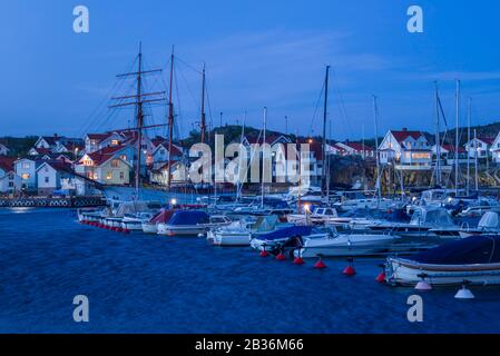 Schweden, Bohuslan, Tjorn Island, Skarhamn, Jachthafen der Stadt, Abenddämmerung Stockfoto