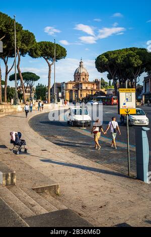 Chiesa dei Santi Luca e Martina an einem Sommernachmittag von Der Via dei Fori Imperiali aus gesehen. Rom, Italien. Stockfoto