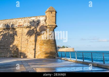 Eine der Bastionen der Mauer von San Carlos (Murallas De San Carlos) mit dem Schatten von Palmen und der Bastion Baluarte de la Candelaria im Bac Stockfoto