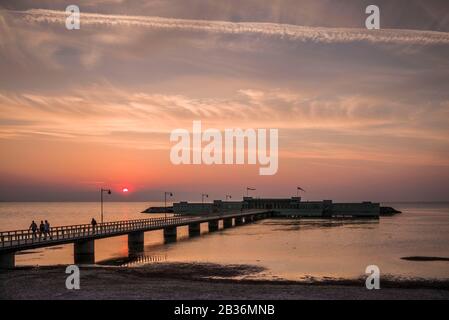 Schweden, Scania, Malmö, Riberborgs Strandbereich, Anlegestelle bei Sonnenuntergang Stockfoto