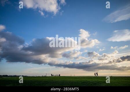 Schweden, Scania, Malmö, Riberborgs Strandbereich, Wanderer in der Abenddämmerung Stockfoto