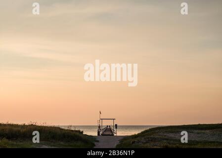 Schweden, Scania, Malmö, Riberborgs Strandbereich, Anlegestelle bei Sonnenuntergang Stockfoto