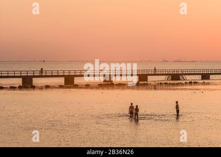 Schweden, Scania, Malmö, Riberborgs Strandbereich, Anlegestelle bei Sonnenuntergang Stockfoto