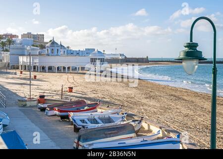 Cadiz, Spanien - 6. November 2019: Strand La Caleta, ein Naturhafen mit historischer und kultureller Bedeutung, in mehreren Filmen mit der Unde abgebildet Stockfoto