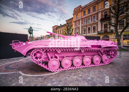 Schweden, Narke, Orebro, Pink Tank, ehemaliger BMP-1-Panzer aus dem sowjetischen Block, der vom tschechischen Künstler David Cerny pink lackiert wurde, als ein Symbol für den schwulen Stolz auf das Orebro Open Art Festival Stockfoto