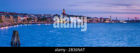 Schweden, Vastragotland und Bohuslan, Gothenburg, Hafen und Masshuggs Kyrkan, Dämmerung Stockfoto