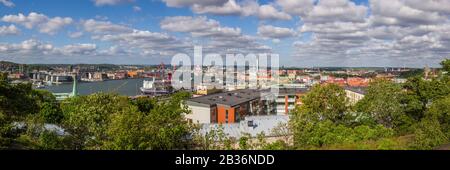 Schweden, Vastragotland und Bohuslan, Gothenburg, Blick auf die Stadt mit hohem Winkel und internationaler Fähre Stockfoto