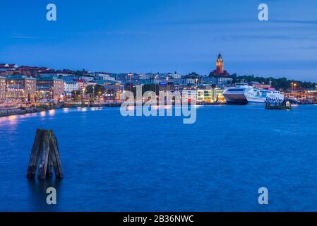 Schweden, Vastragotland und Bohuslan, Gothenburg, Hafen und Masshuggs Kyrkan, Dämmerung Stockfoto