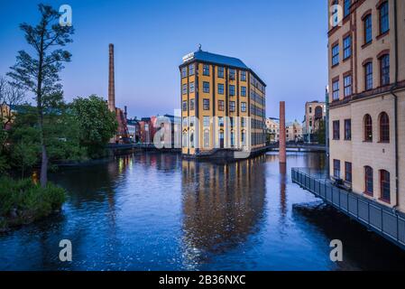 Schweden, Südostschweden, Norrköping, frühe schwedische Industriestadt, Arbetets Museum, Museum für Arbeit im ehemaligen Mühlenbau des frühen 20. Jahrhunderts, Abenddämmerung Stockfoto