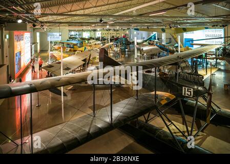 Schweden, Südostschweden, Linkoping, Flygvapen Museum, Schwedisches Luftwaffenmuseum, Blick in den hohen Winkel der Flugzeuggalerie Stockfoto