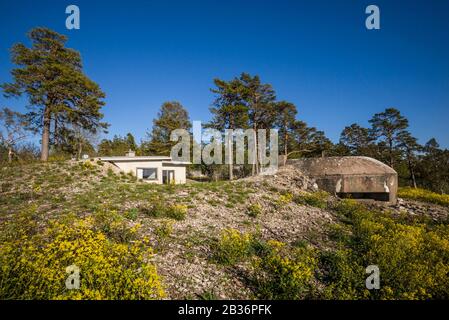 Schweden, Gotland Island, Bungenas, ehemalige Kreidemine und Militärstützpunkt, jetzt ein exklusiver Ferienbau und Naturreservat, Ferienheim und ehemaliger Militärbunkerbau Stockfoto