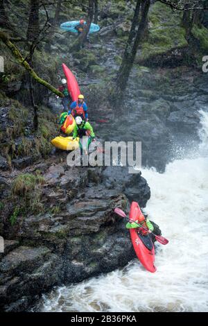 Kajakfahrer nutzen das Hochwasser auf der Melle bei Pontneddfechan in den Brecon Beacons, Wales UK Stockfoto