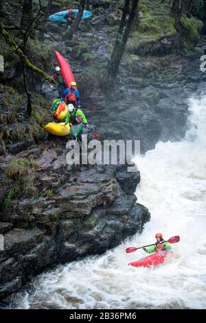 Kajakfahrer nutzen das Hochwasser auf der Melle bei Pontneddfechan in den Brecon Beacons, Wales UK Stockfoto