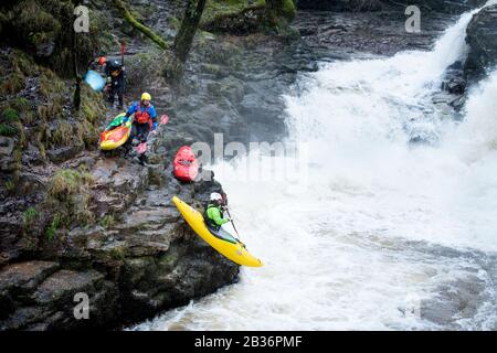 Kajakfahrer nutzen das Hochwasser auf der Melle bei Pontneddfechan in den Brecon Beacons, Wales UK Stockfoto