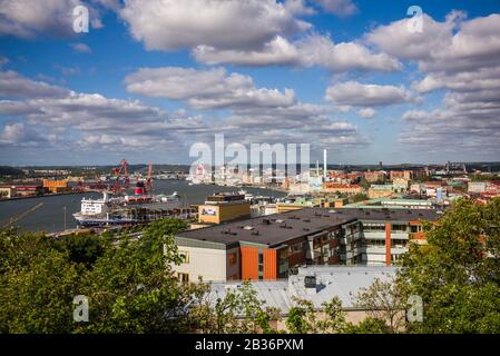 Schweden, Vastragotland und Bohuslan, Gothenburg, Blick auf die Stadt mit hohem Winkel und internationaler Fähre Stockfoto