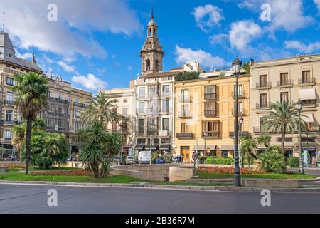 Valencia, Spanien - 3. November 2019: Plaza de la Reina und der aus dem 18. Jahrhundert stammende, Baroktübelbau der Kirche Santa Catalina Stockfoto