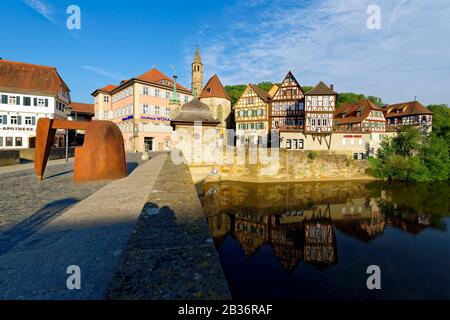 Deutschland, Bade Wurtemberg, Schwebisch Halle, Fachwerk in der alten historischen Innenstadt, neben dem Fluss Kocher, Henkersbrücke und Ritter der St.-John-Kirche, Kopf offen mit Keil, 1995, Wolgang Bier Werk Stockfoto