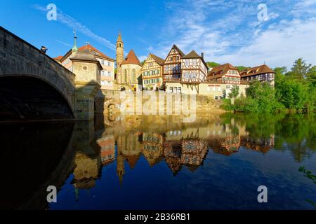 Deutschland, Bade Wurtemberg, Schwebisch Halle, Fachwerk in der alten historischen Innenstadt, neben dem Fluss Kocher, Henkersbrücke und Ritter der St.-John-Kirche Stockfoto