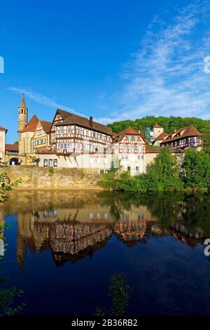 Deutschland, Bade Wurtemberg, Schwabisch Hall, Fachwerk in der alten Innenstadt, neben dem Kocher, Ritter der St.-John-Kirche Stockfoto