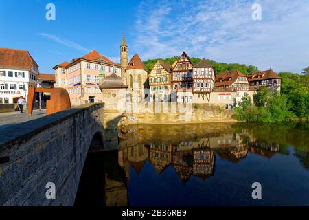 Deutschland, Bade Wurtemberg, Schwebisch Halle, Fachwerk in der alten historischen Innenstadt, neben dem Fluss Kocher, Henkersbrücke und Ritter der St.-John-Kirche, Kopf offen mit Keil, 1995, Wolgang Bier Werk Stockfoto