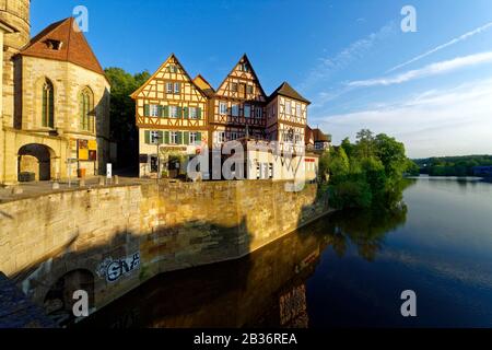 Deutschland, Bade Wurtemberg, Schwabisch Hall, Fachwerk in der alten Innenstadt, neben dem Kocher Stockfoto