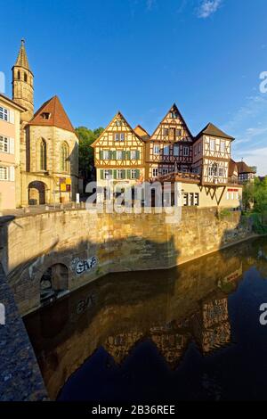 Deutschland, Bade Wurtemberg, Schwabisch Hall, Fachwerk in der alten Innenstadt, neben dem Kocher, Ritter der St.-John-Kirche Stockfoto