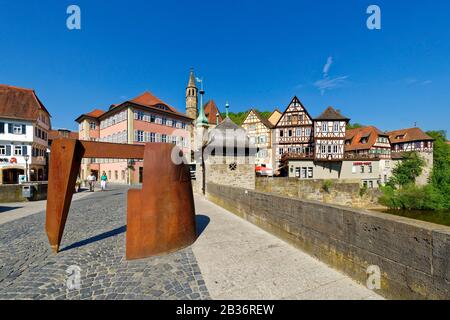 Deutschland, Bade Wurtemberg, Schwebisch Halle, Fachwerk in der alten historischen Innenstadt, neben dem Fluss Kocher, Henkersbrücke und Ritter der St.-John-Kirche, Kopf offen mit Keil, 1995, Wolgang Bier Werk Stockfoto