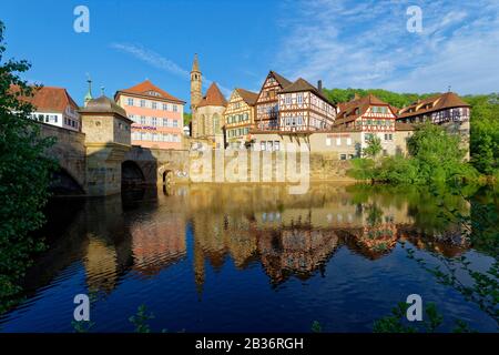 Deutschland, Bade Wurtemberg, Schwebisch Halle, Fachwerk in der alten historischen Innenstadt, neben dem Fluss Kocher, Henkersbrücke und Ritter der St.-John-Kirche Stockfoto