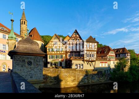 Deutschland, Bade Wurtemberg, Schwebisch Halle, Fachwerk in der alten historischen Innenstadt, neben dem Fluss Kocher, Henkersbrücke und Ritter der St.-John-Kirche Stockfoto