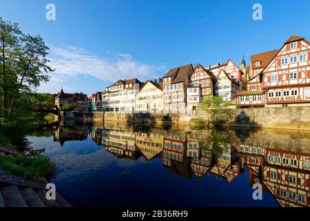 Deutschland, Bade Wurtemberg, Schwebisch Hall, Fachwerk in der alten Innenstadt, neben dem Fluss Kocher, dem Sulferturm und der Sulfersteg überdachten Holzfußbrücke, die den Kocher überquert Stockfoto