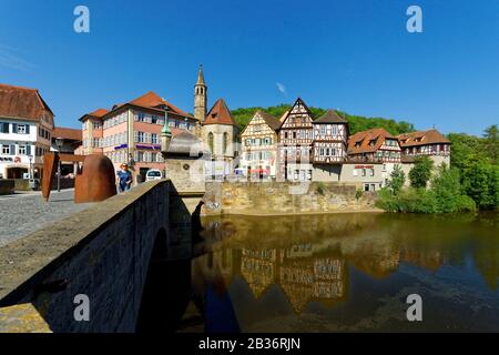 Deutschland, Bade Wurtemberg, Schwebisch Halle, Fachwerk in der alten historischen Innenstadt, neben dem Fluss Kocher, Henkersbrücke und Ritter der St.-John-Kirche Stockfoto