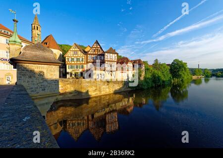 Deutschland, Bade Wurtemberg, Schwebisch Halle, Fachwerk in der alten historischen Innenstadt, neben dem Fluss Kocher, Henkersbrücke und Ritter der St.-John-Kirche Stockfoto