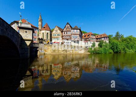 Deutschland, Bade Wurtemberg, Schwabisch Hall, Fachwerk in der alten Innenstadt, neben dem Kocher, Ritter der St.-John-Kirche Stockfoto