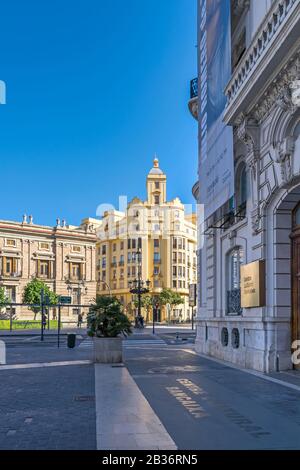 Valencia, Spanien - 3. November 2019: Plaza Tetuan mit den Gebäuden von Captaincy General, Wohnhaus an der Ecke zur General Palanca Street Stockfoto