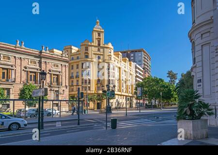 Valencia, Spanien - 3. November 2019: Plaza Tetuan mit dem Santo Domingo Convent oder Captaincy General und einem Wohnhaus an der Ecke zu Gene Stockfoto