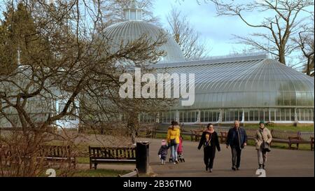 Glasgow, Schottland, Großbritannien, 4. März 2020: Großbritannien Wetter: Sonniger Frühlingstag sahen Einheimische und Touristen die Sonne in den Botaniken im grünen Westen genießen. Copywrite Gerard Ferry/Alamy Live News Stockfoto