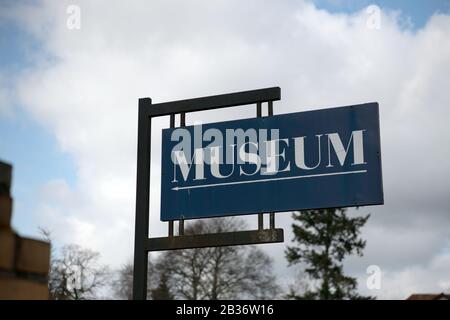 Velten, Deutschland. März 2020. Auf dem Schild vor dem Ofen- und Keramikmuseum steht das "Museum für Keramik". Kredit: Paul Zinken / dpa-Zentralbild / ZB / dpa / Alamy Live News Stockfoto