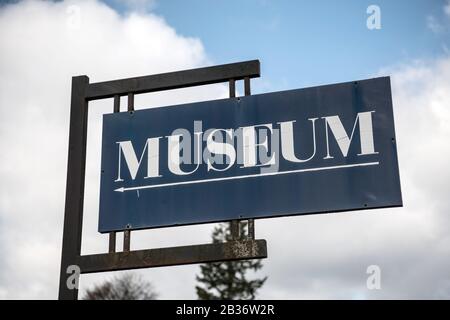 Velten, Deutschland. März 2020. Auf dem Schild vor dem Ofen- und Keramikmuseum steht das "Museum für Keramik". Kredit: Paul Zinken / dpa-Zentralbild / ZB / dpa / Alamy Live News Stockfoto