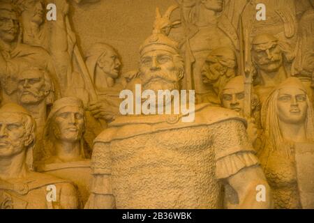 Albanien, Krujë oder Kruja, Provinz Durrës, mittelalterliche Festung, Palast und Nationalmuseum von Iskander, Held der Revolte gegen das Osmanische Reich und Vater der albanischen Nation, Statuen Stockfoto