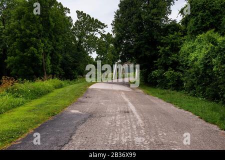 Eine Strecke der ursprünglichen Route 66 bewies eine alte Stahlbrücke im US-Bundesstaat Missouri. Stockfoto