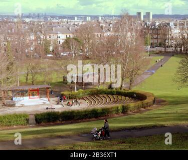 Glasgow, Schottland, Großbritannien, 4. März 2020: Großbritannien Wetter: Sonniger Frühlingstag sahen Einheimische und Touristen die Sonne im Königinnenparkgebiet der Stadt genießen. Copywrite Gerard Ferry/Alamy Live News Stockfoto