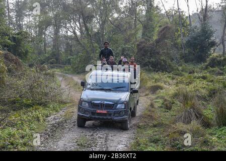 Sauraha, Nepal - 20. Januar 2020: Menschen auf einer Jeep-Safari im Chitwan-Nationalpark in Nepal Stockfoto