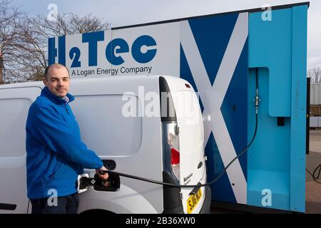 Wallyford, Schottland, Großbritannien. März 2020. Heute wurde in Wallyford, East Lothian, eine neue Wasserstofftankstation für die Öffentlichkeit eröffnet. Die Anlage wurde von H2Tec, einem Logan Energy Company, entworfen, gebaut und betrieben. Die neue Station wird zum Teil von der schottischen Regierung finanziert, und der Treibstoff wird derzeit den Eigentümern von Fahrzeugen mit Wasserstoffantrieb kostenlos zur Verfügung gestellt. H2Tec hofft, dass die neue Station die Aufnahme von Fahrzeugen mit Wasserstoffantrieb in East Lothian fördern wird. Abgebildet: H2Tec Design Manager Keigh Taylor betankt ein Fahrzeug mit Wasserstoffantrieb. Iain Masterton/Alamy Live News Stockfoto