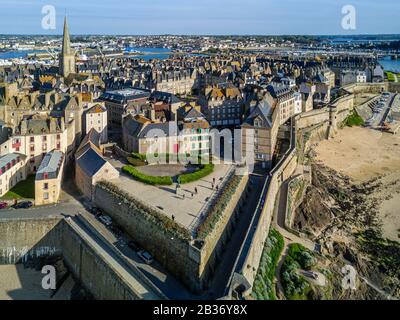 Frankreich, Ille et Vilaine, Cote d'Emeraude (Smaragdküste), Saint Malo, die ummauerte Stadt und die Befestigungsmauern des Gartens Place du Québec im Vordergrund (Luftbild) Stockfoto