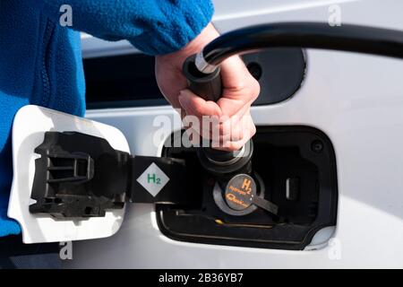 Wallyford, Schottland, Großbritannien. März 2020. Heute wurde in Wallyford, East Lothian, eine neue Wasserstofftankstation für die Öffentlichkeit eröffnet. Die Anlage wurde von H2Tec, einem Logan Energy Company, entworfen, gebaut und betrieben. Die neue Station wird zum Teil von der schottischen Regierung finanziert, und der Treibstoff wird derzeit den Eigentümern von Fahrzeugen mit Wasserstoffantrieb kostenlos zur Verfügung gestellt. H2Tec hofft, dass die neue Station die Aufnahme von Fahrzeugen mit Wasserstoffantrieb in East Lothian fördern wird. Abgebildet: H2Tec Design Manager Keigh Taylor betankt ein Fahrzeug mit Wasserstoffantrieb. Iain Masterton/Alamy Live News Stockfoto